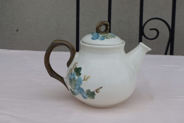 Sculpture Grape Tea Pot by Metlox. - Image 2