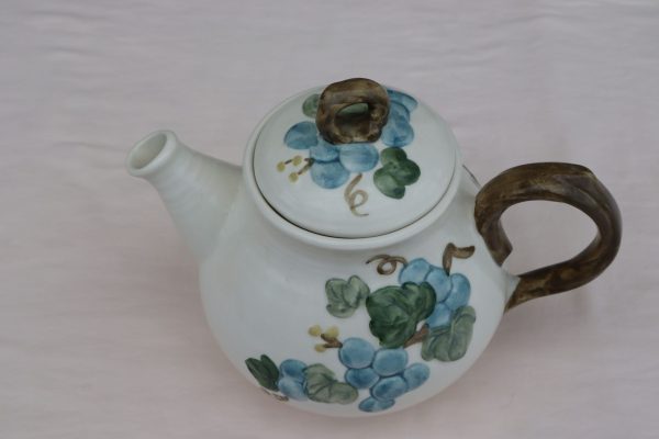 Sculpture Grape Tea Pot by Metlox. - Image 3